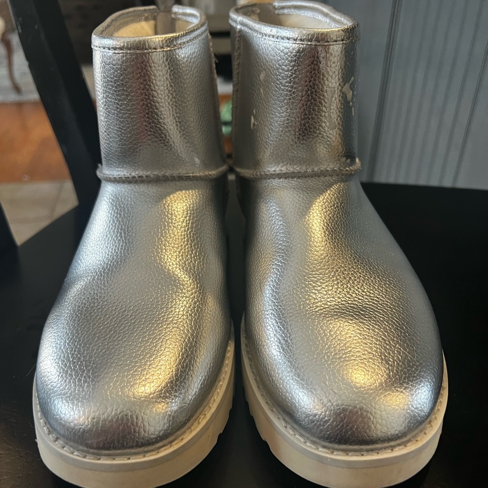 UGG-Silver Short Boots